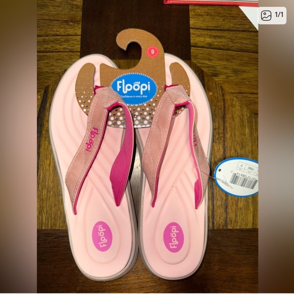NWT Floopi Flip Flops Durable Memory Indoor &Outdoor Anti Skid Soles. Size 9
